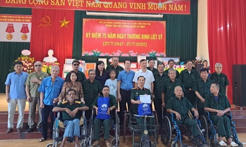 Đoàn công tác Hội Người cao tuổi Việt Nam thăm, tặng quà tại Trung tâm Điều dưỡng người có công tỉnh Phú Thọ